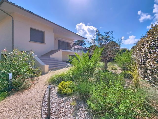 Afficher la photo en grand Maison à vendre - 8 pièces - 273 m2 - Arcachon - 33 - AQUITAINE